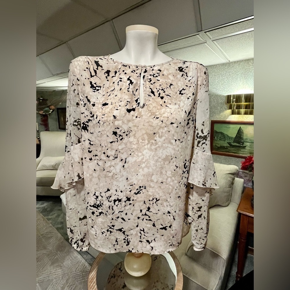 H by HALSTON Size M Speckled Chiffon Ruffled Asymmetrical Blouse Ivory Tan Black